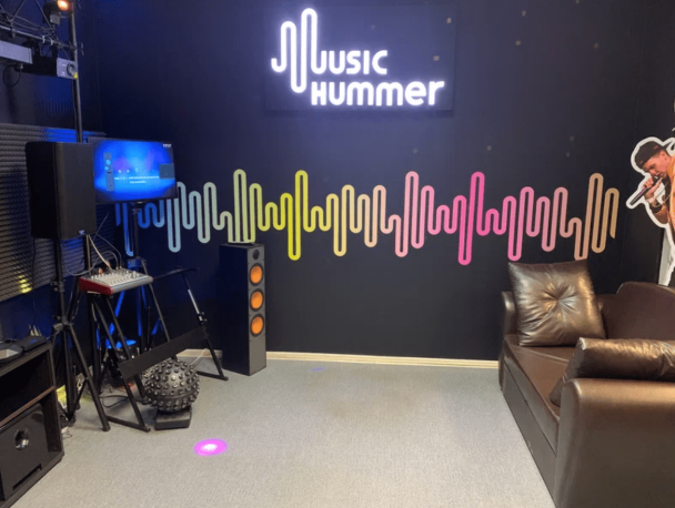 Music Hummer — магазин музыкальных инструментов. Есть шоу‑рум в Москве и Санкт‑Петербурге